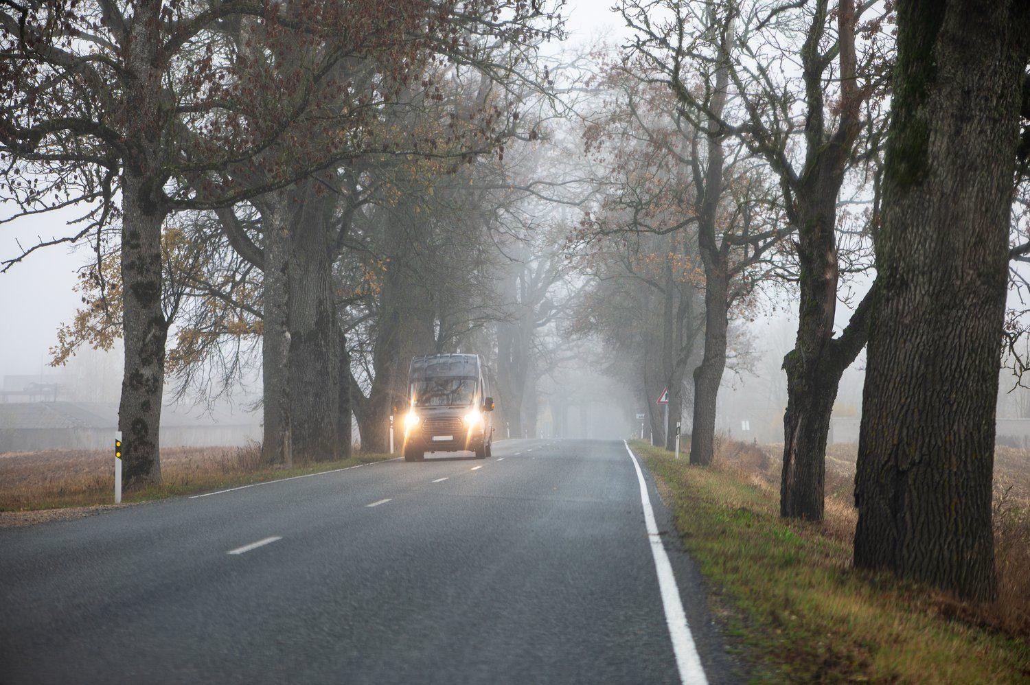 Ciężarówka na mokrej autostradzie o świcie, wczesna wiosna