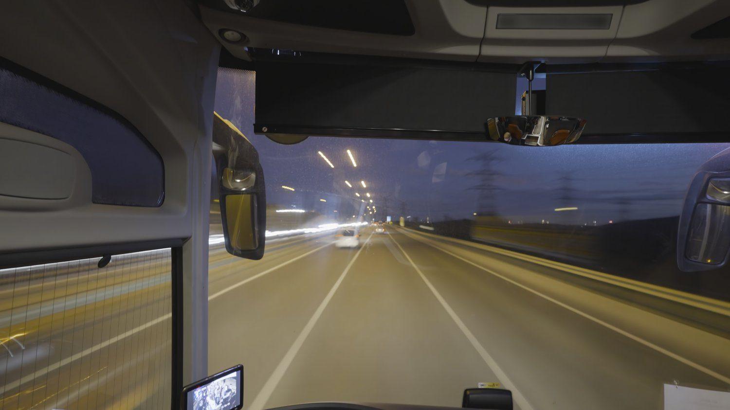 Ciężarówka wyjeżdżająca o świcie z placu firmy transportowej